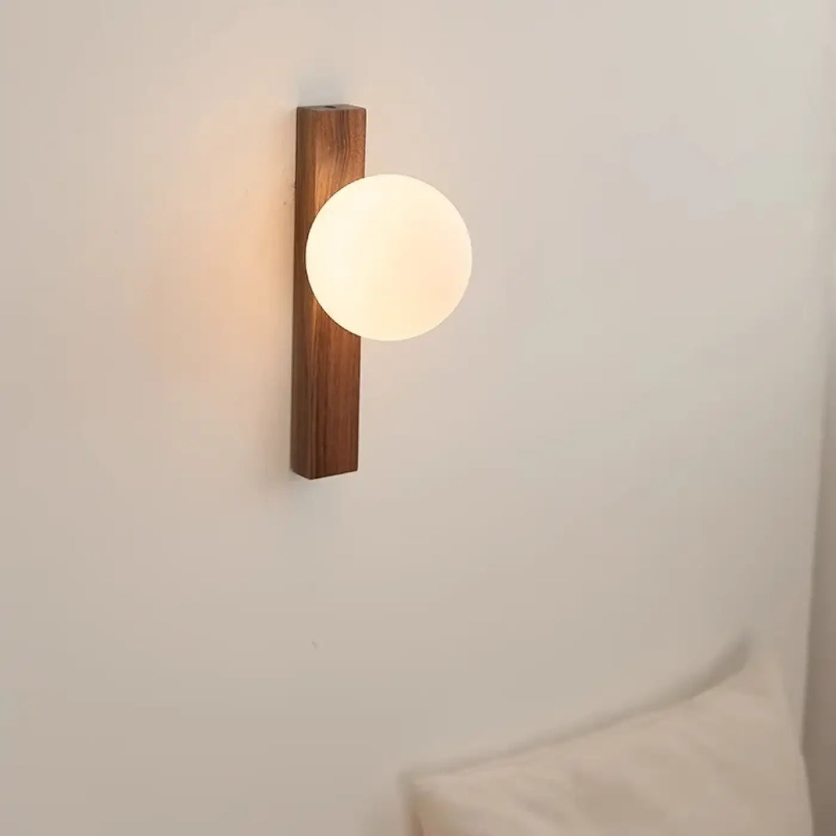 Applique Murale LED Noyer et Boule en Verre – Lémia