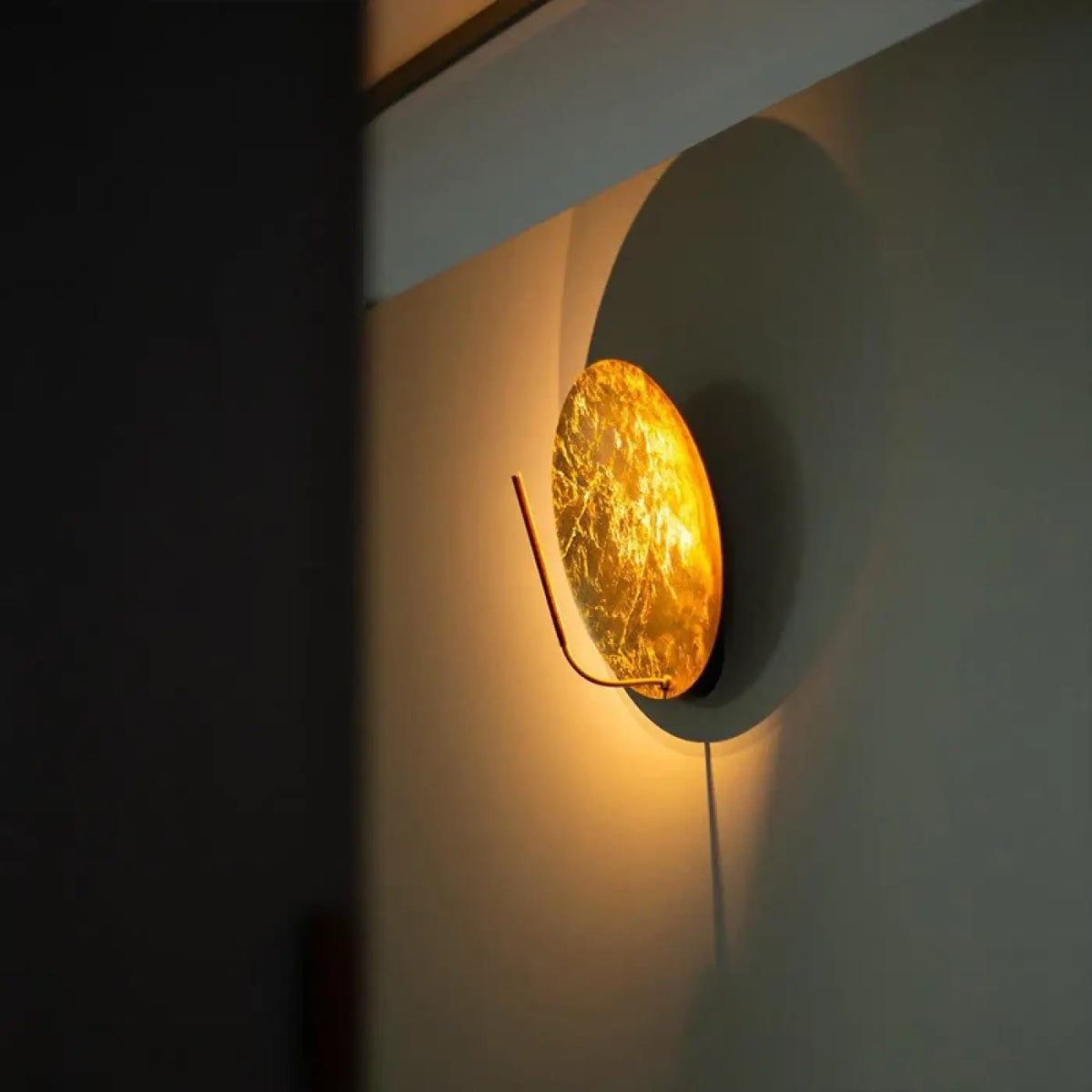 Applique Murale Ronde Dorée Effet Lune – Zera