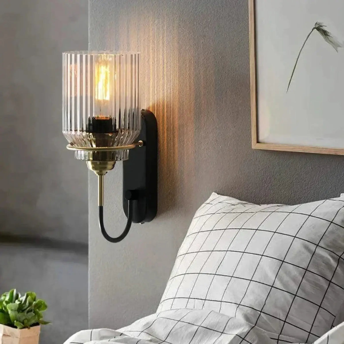 Applique Murale Industrielle en Verre Strié – Kodo