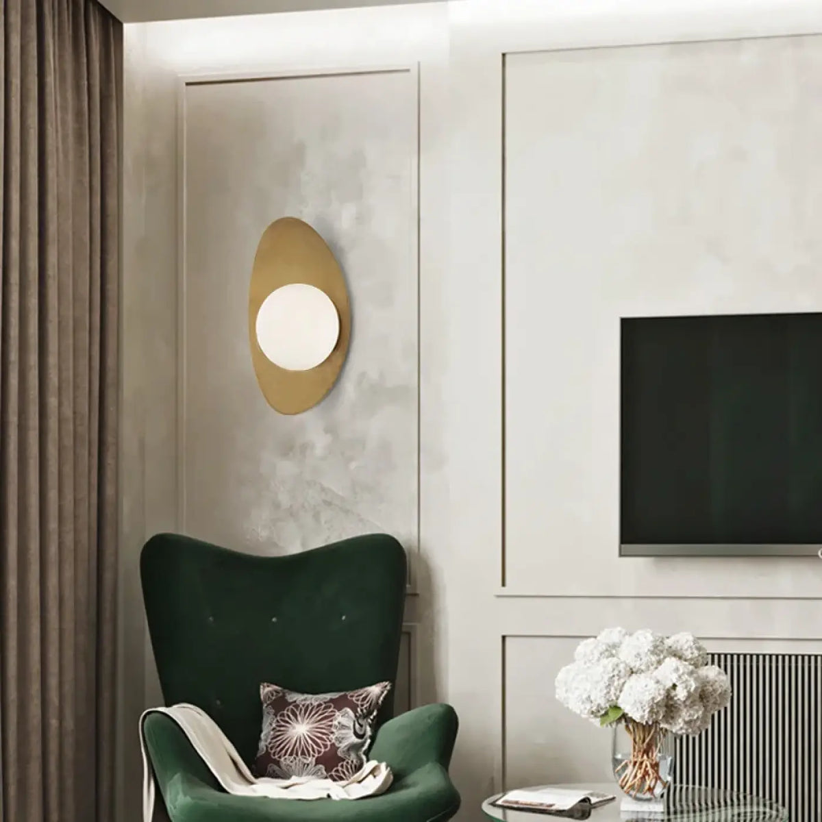 Applique Murale Ovale Dorée à Boule Blanche – Lisel
