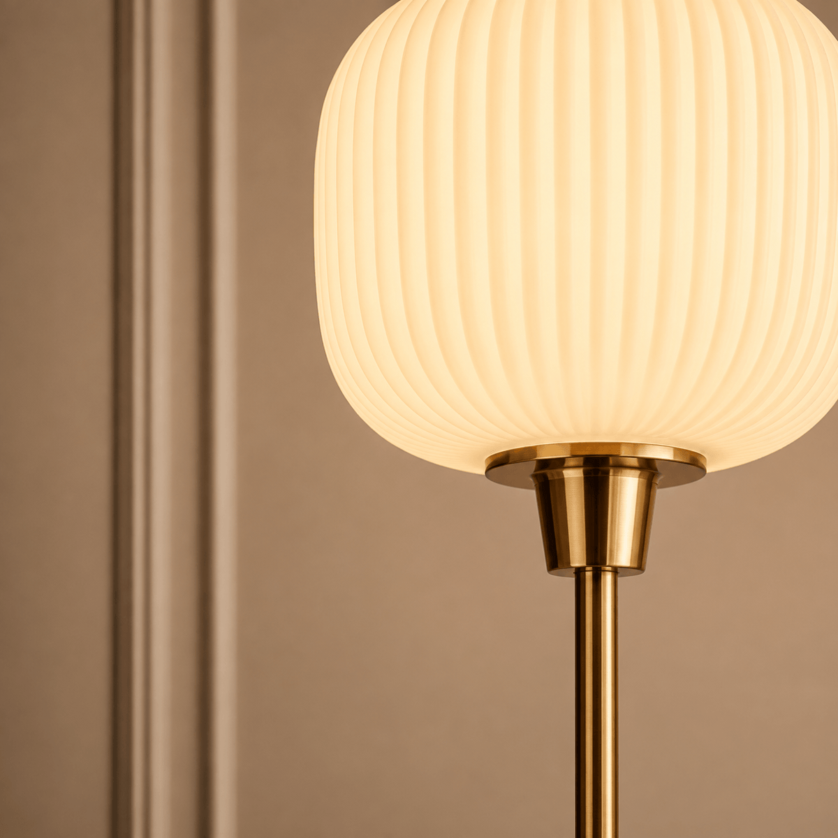 Lampadaire en Verre Strié et Laiton – Éos