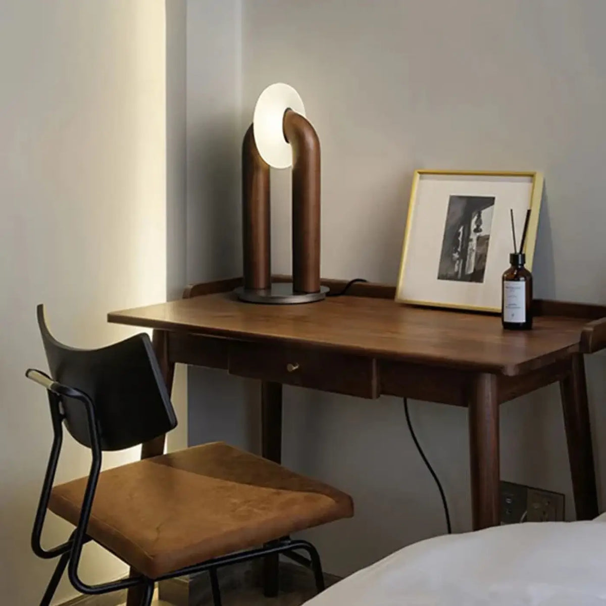Lampe à Poser Arquée à Anneau Lumineux – Tidia