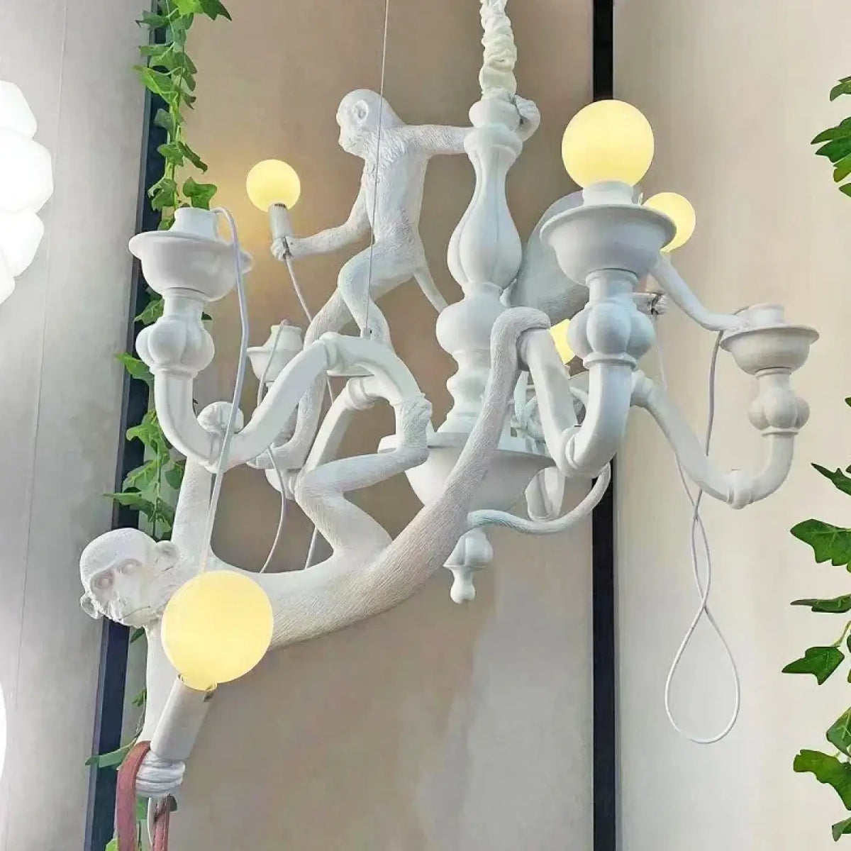 Suspension Design avec Singes Sculptés – Sanette
