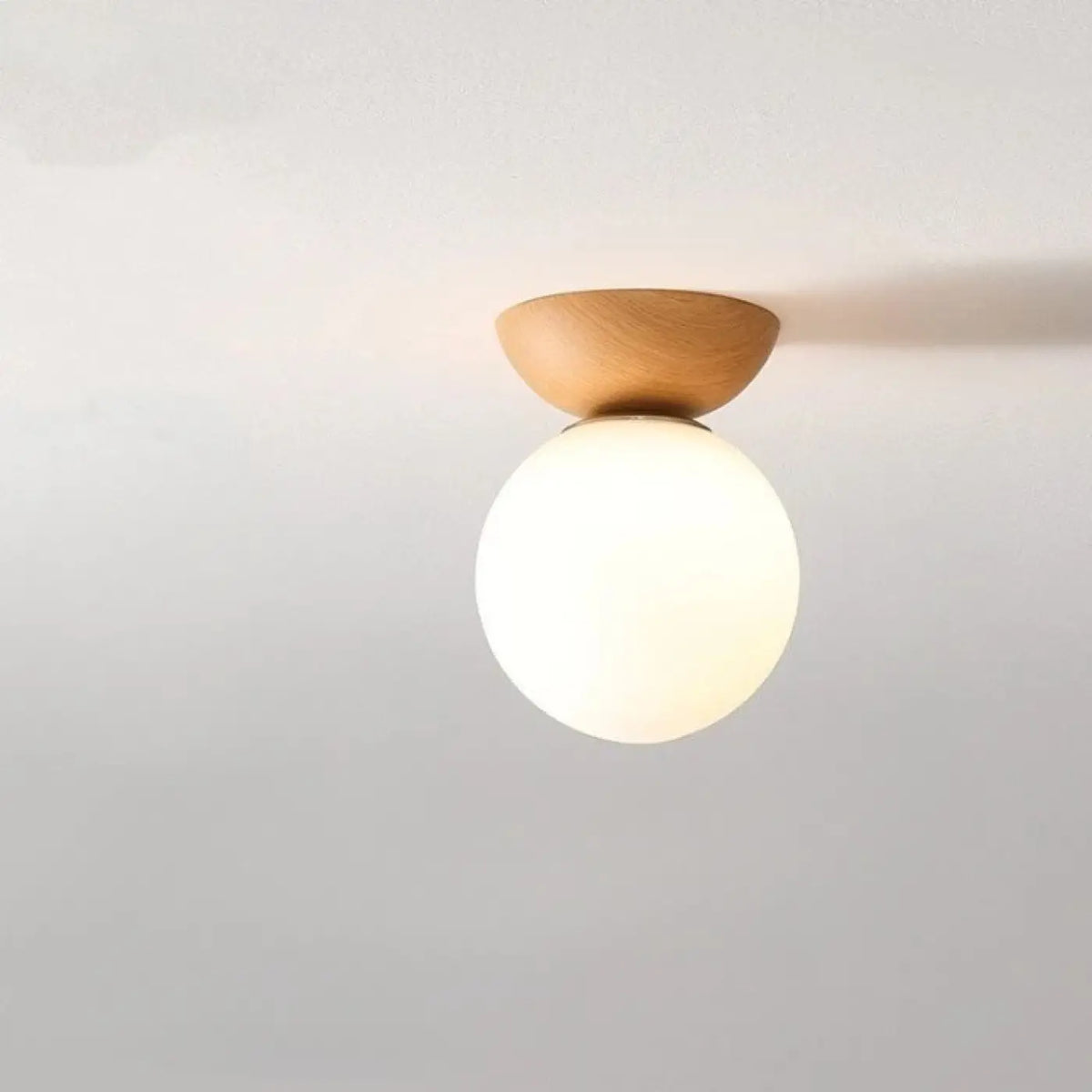 Plafonnier Bois et Globe en Verre – Rimis