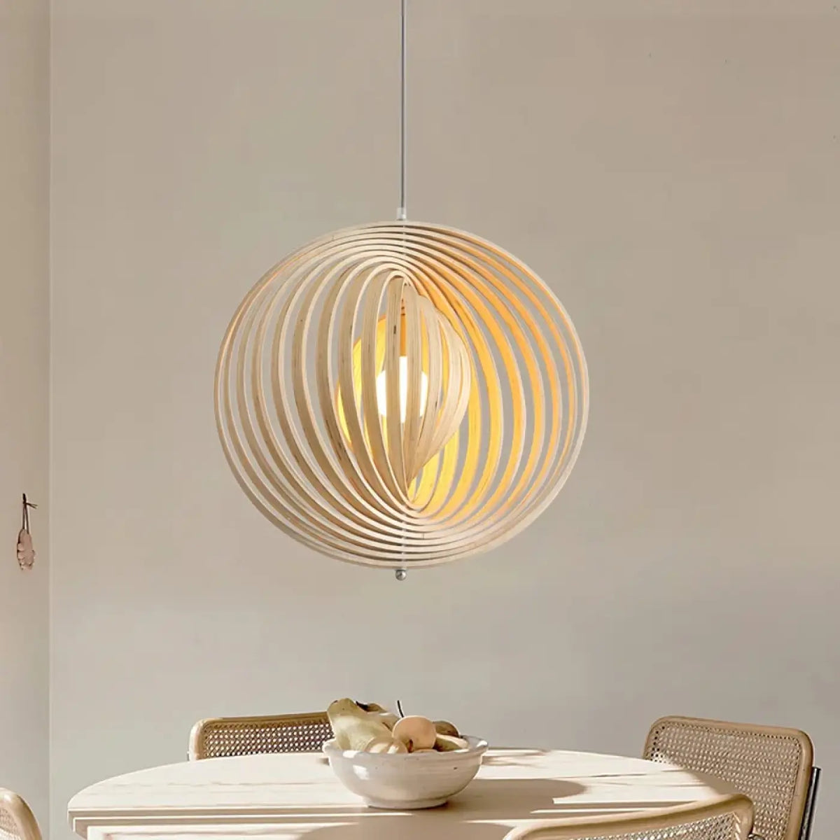 Suspension Ronde en Bois Ajouré – Toman