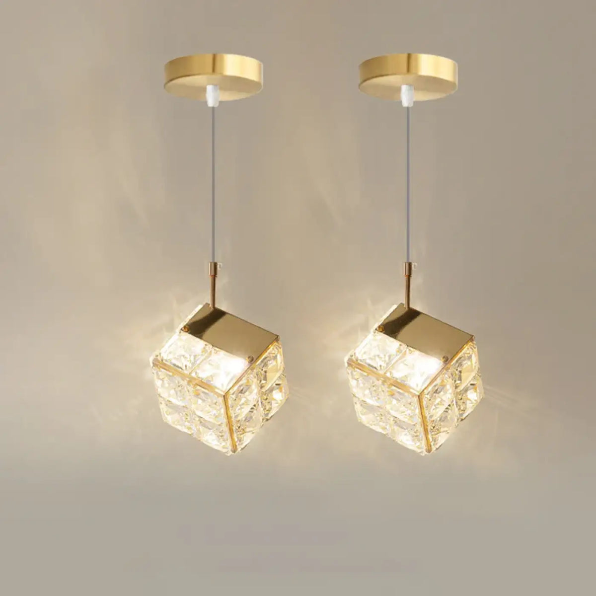 Suspension en Cristal et Structure Dorée – Dério
