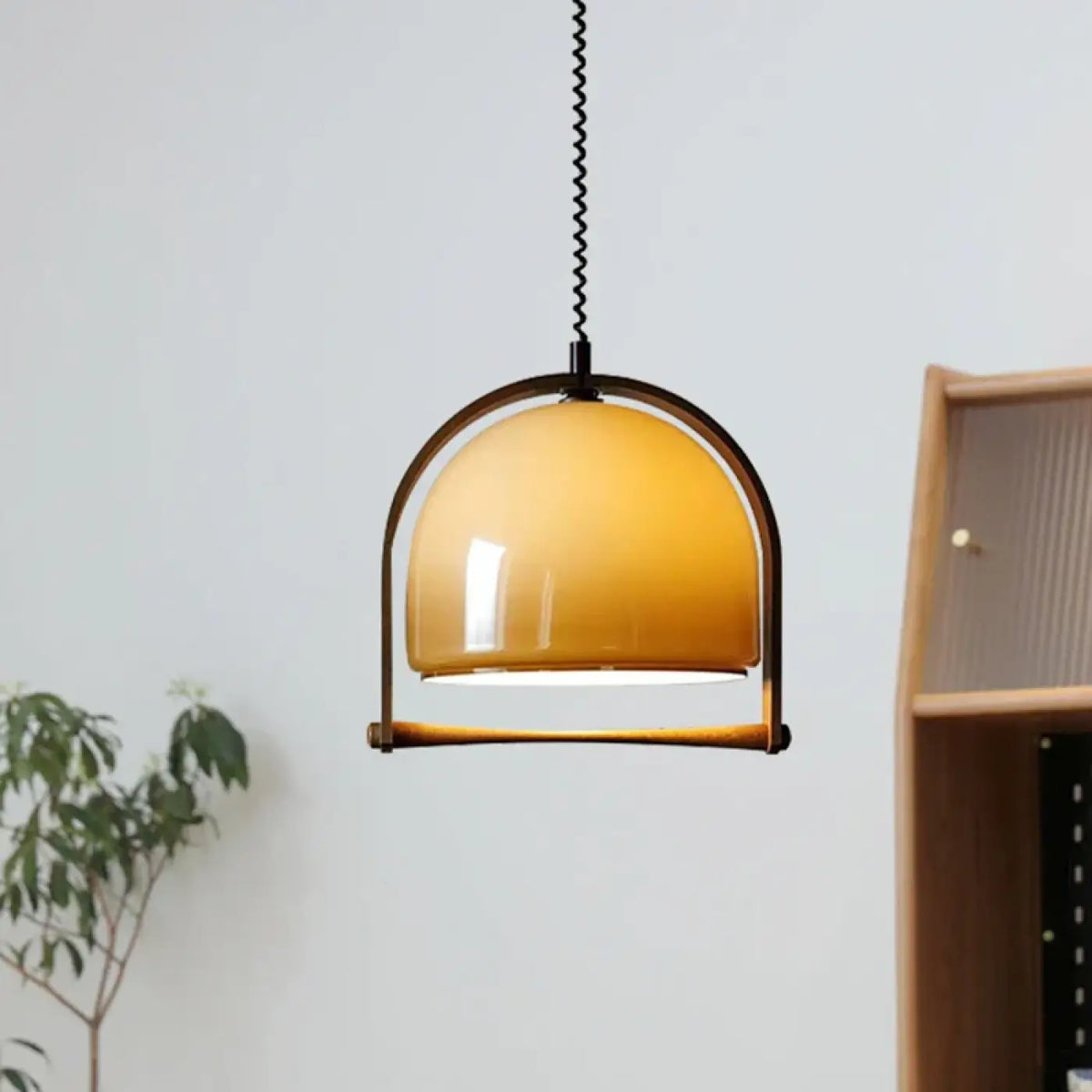 Suspension Demi-Sphère Ambre et Métal Noir – Lémia