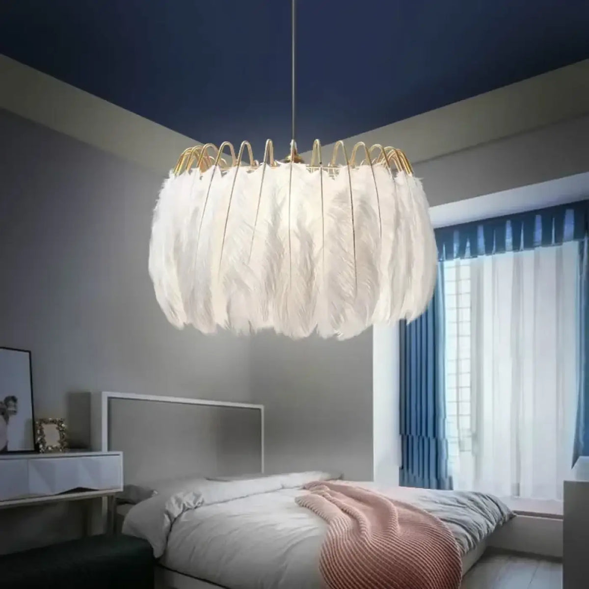 Suspension Plumes Blanches et Structure Dorée – Kosette