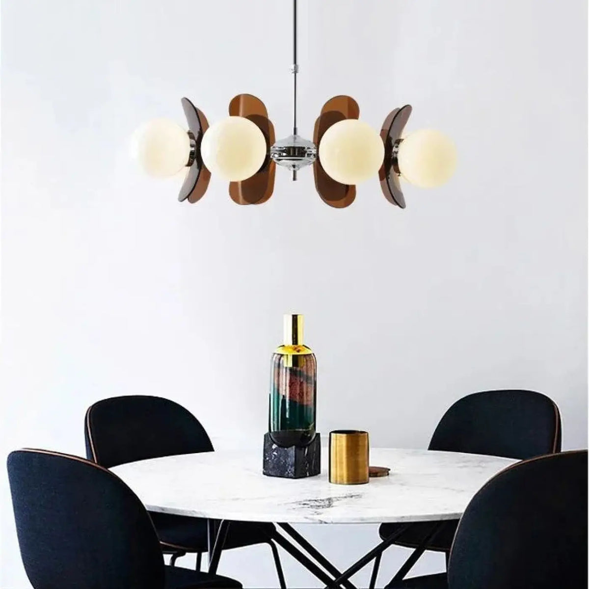 Suspension Globes Opalins et Panneaux Ambrés – Fidane