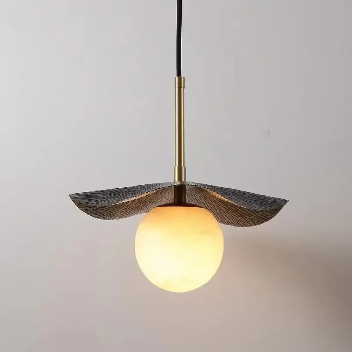 Suspension en Cuivre et Boule Blanche – Fivine