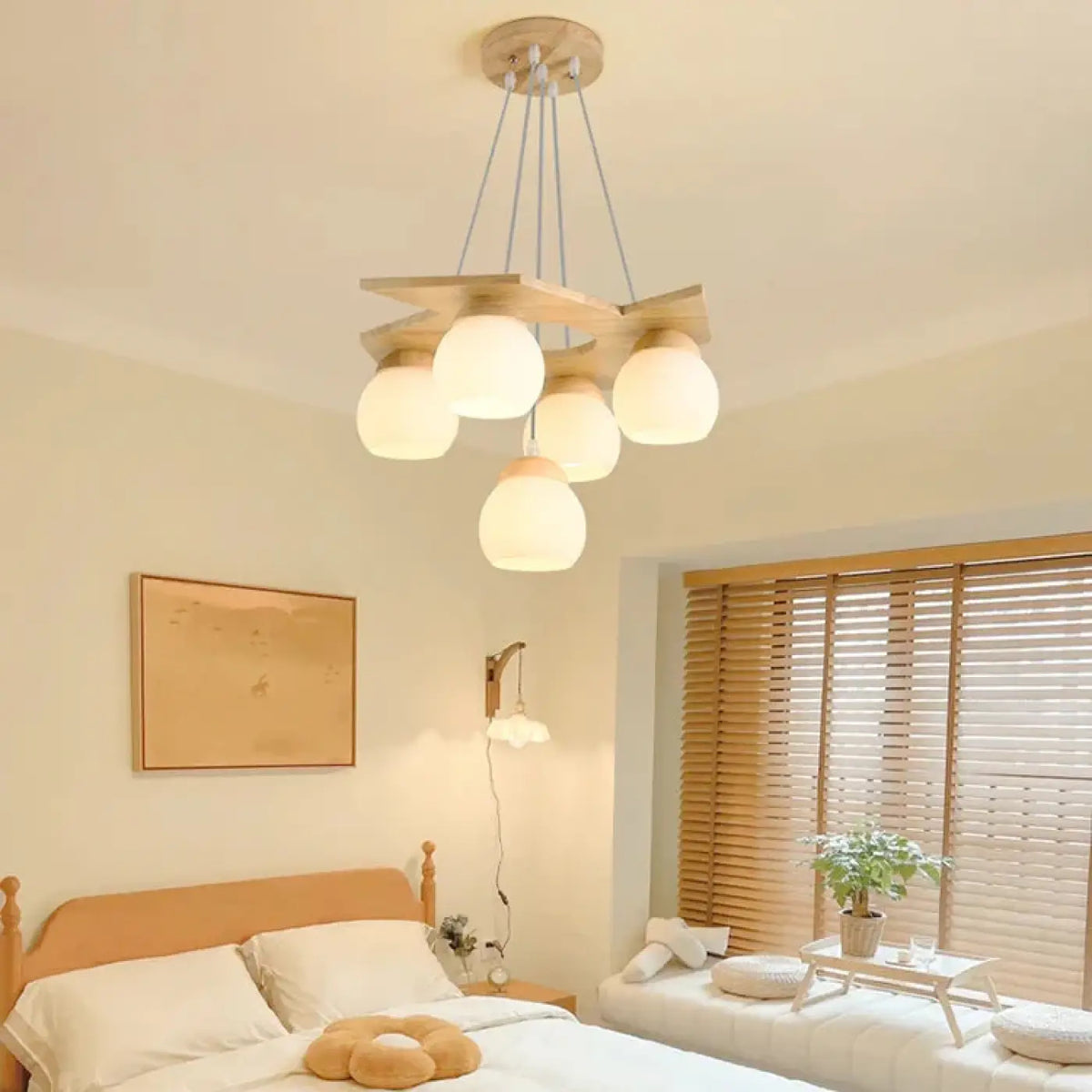 Suspension en Bois et Globes Opalins – Plisa