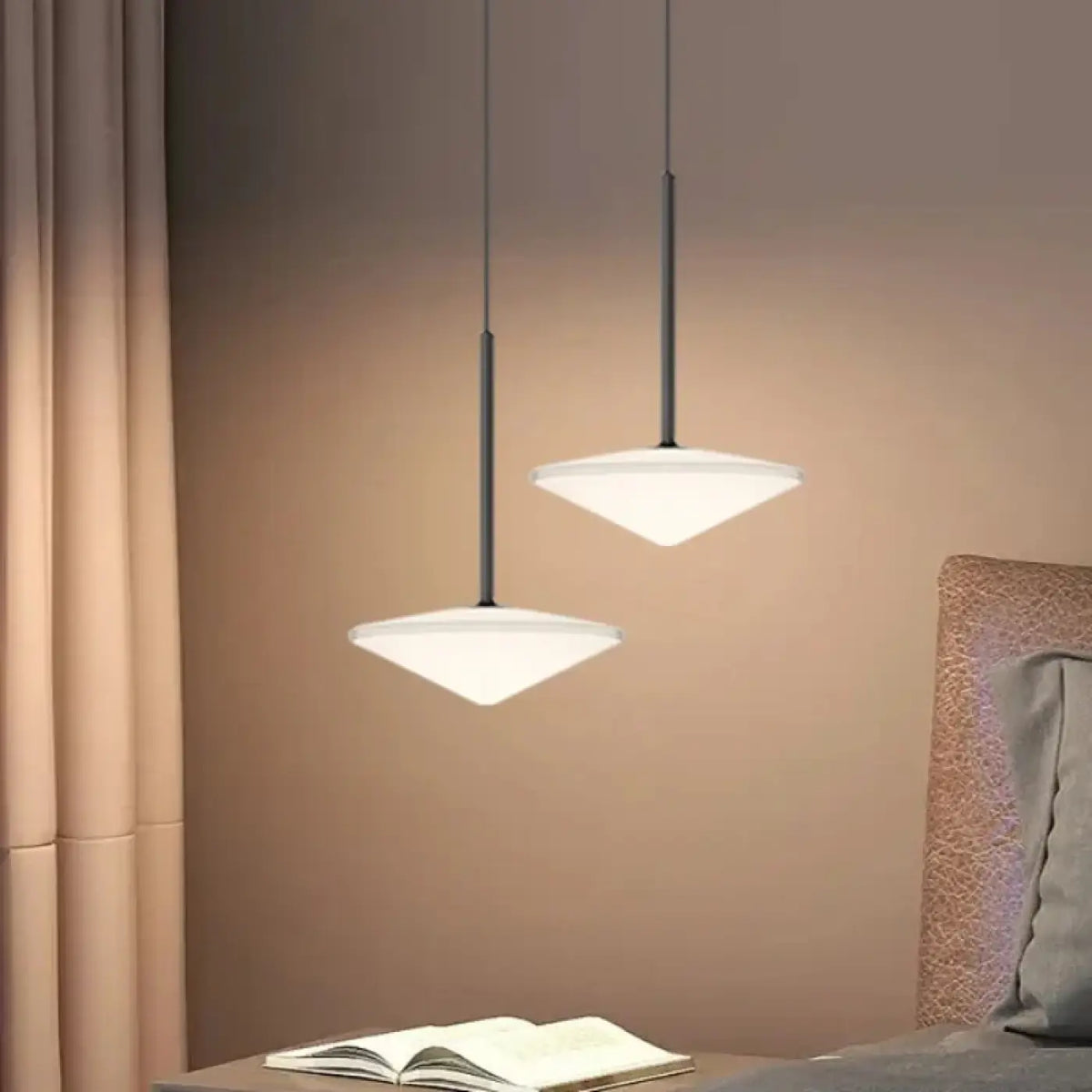 Suspension en Verre Blanc aux Courbes Douces – Zoman