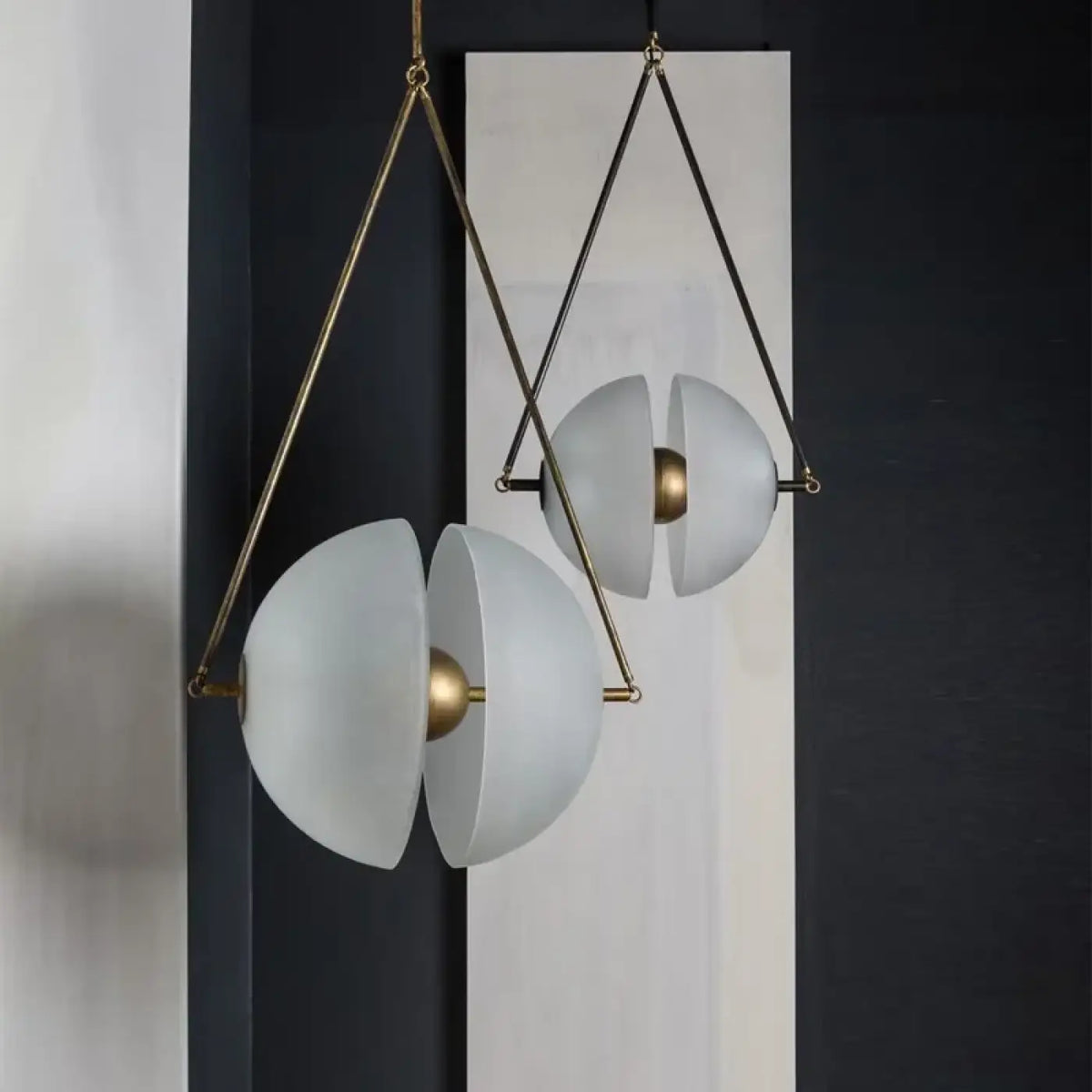 Suspension Ronde en Opalin et Laiton – Sirine