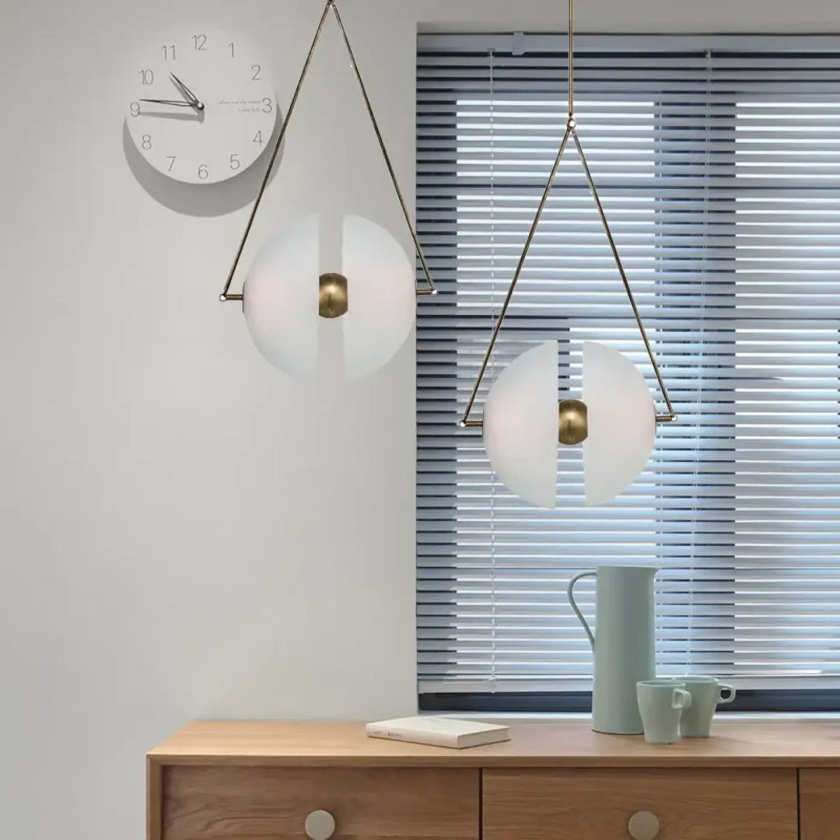 Suspension Ronde en Opalin et Laiton – Sirine