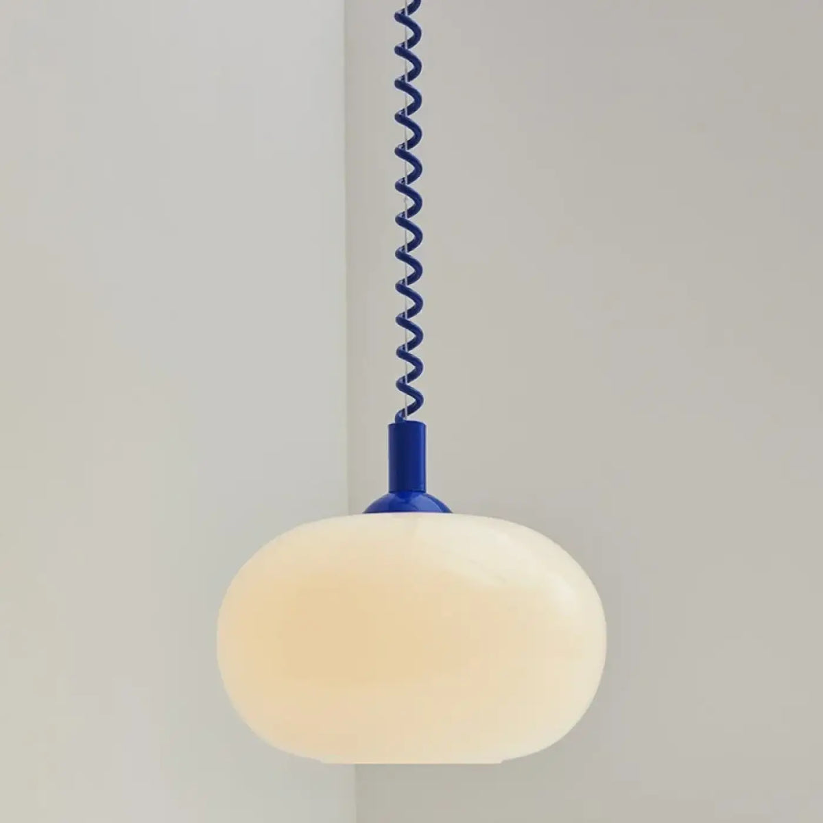 Suspension Scandinave Verre Blanc et Câble Spiralé – Norine
