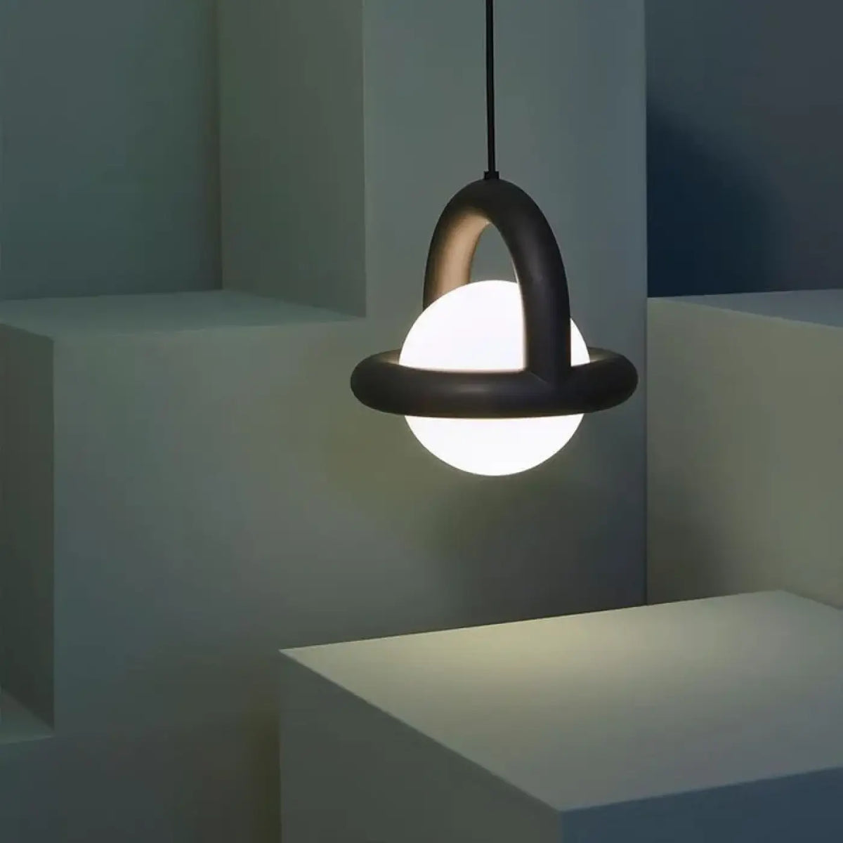 Suspension Globe LED et Anneau Coloré – Tévis