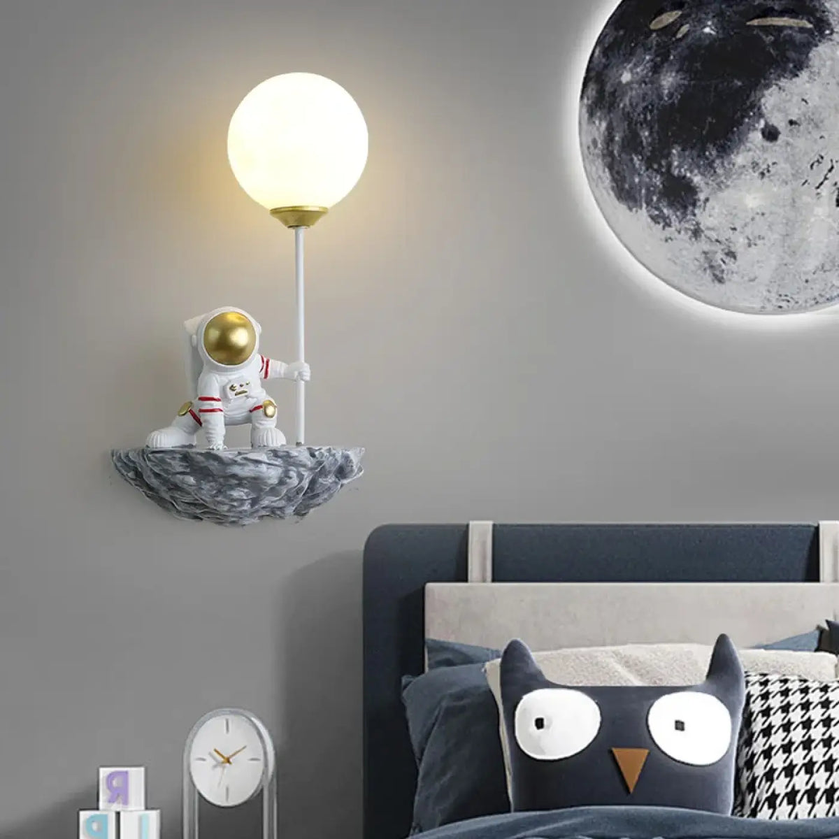 Applique Murale Astronaute avec Sphère – Bomette