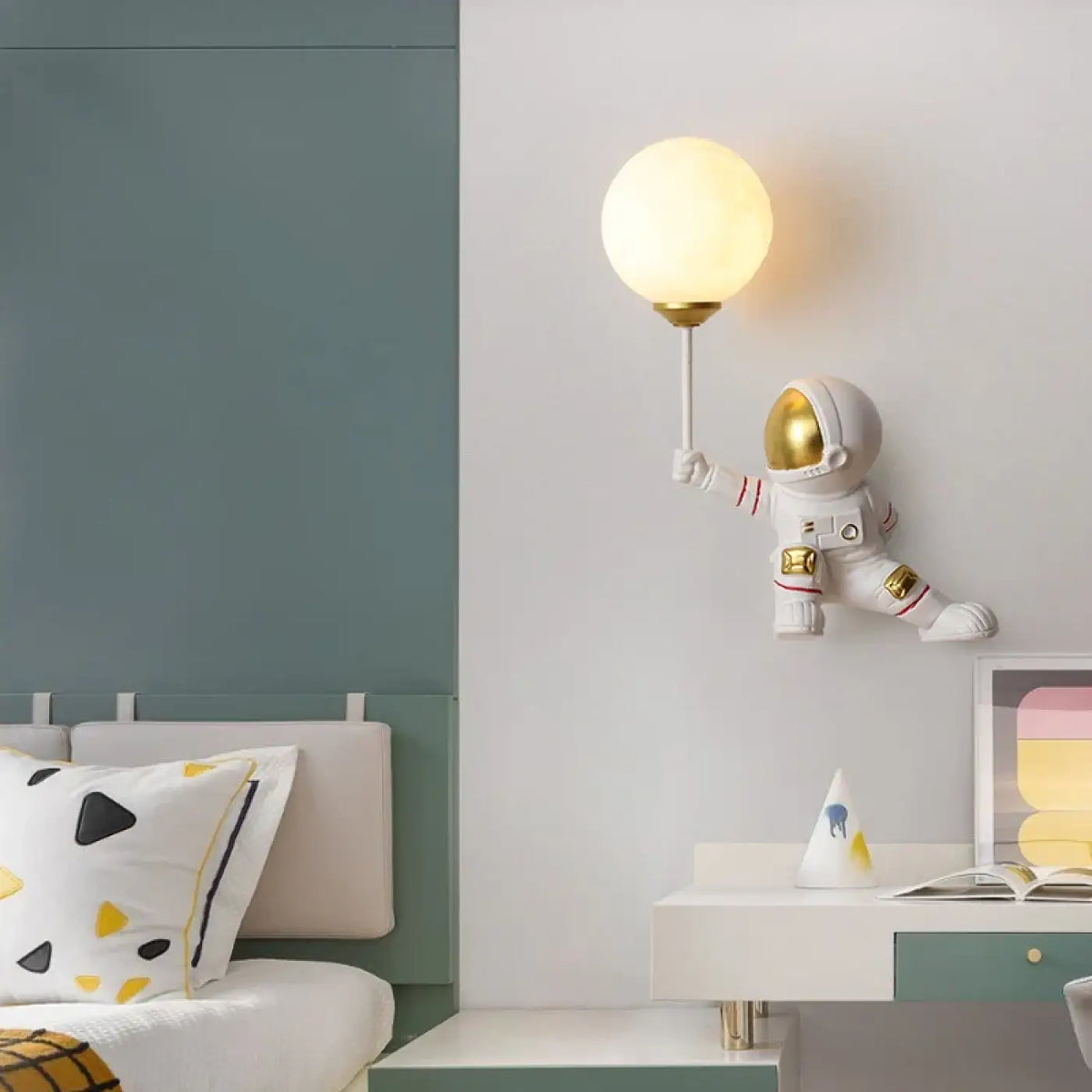 Applique Murale Astronaute avec Sphère – Bomette