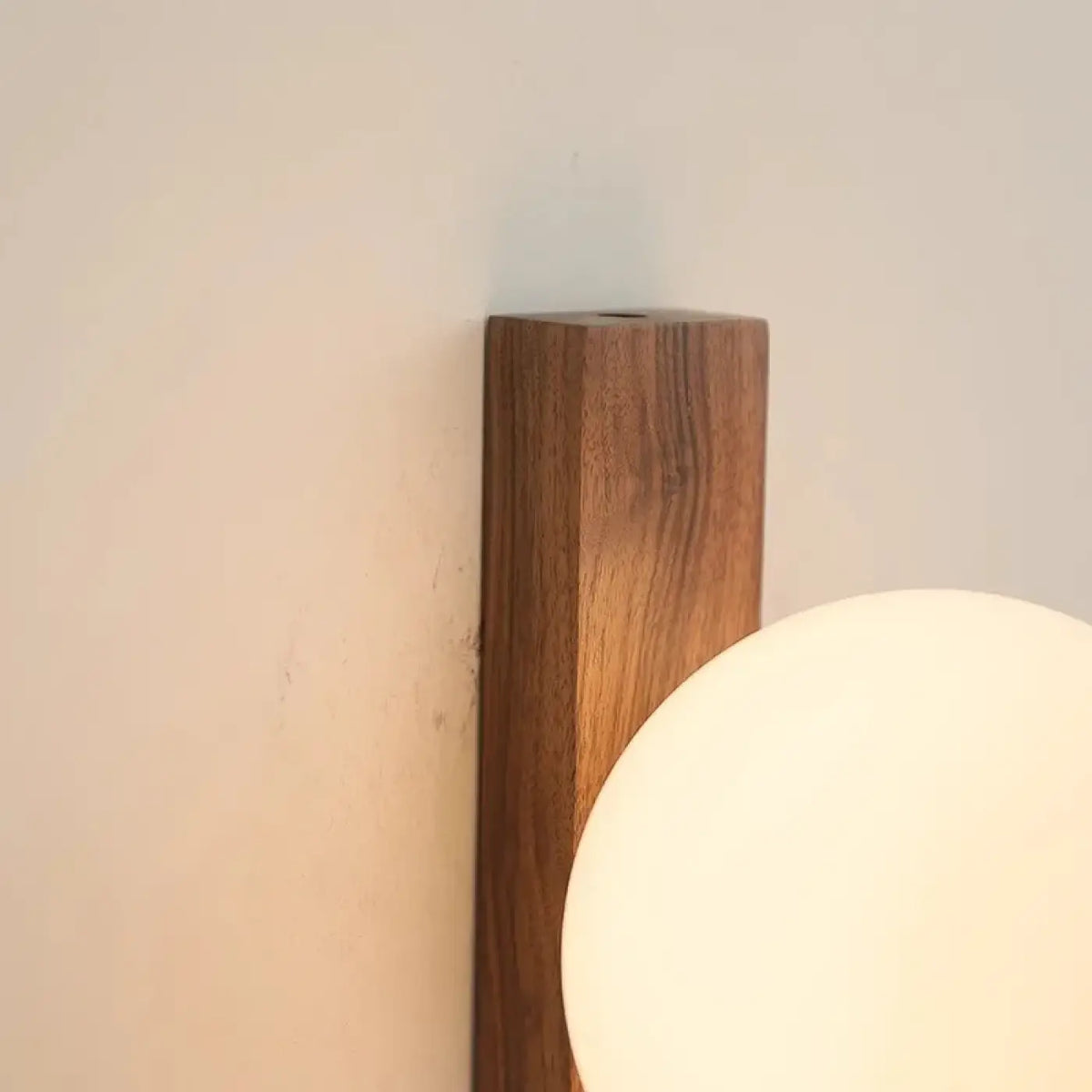 Applique Murale LED Noyer et Boule en Verre – Lémia