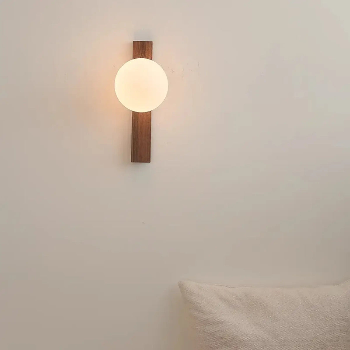 Applique Murale LED Noyer et Boule en Verre – Lémia