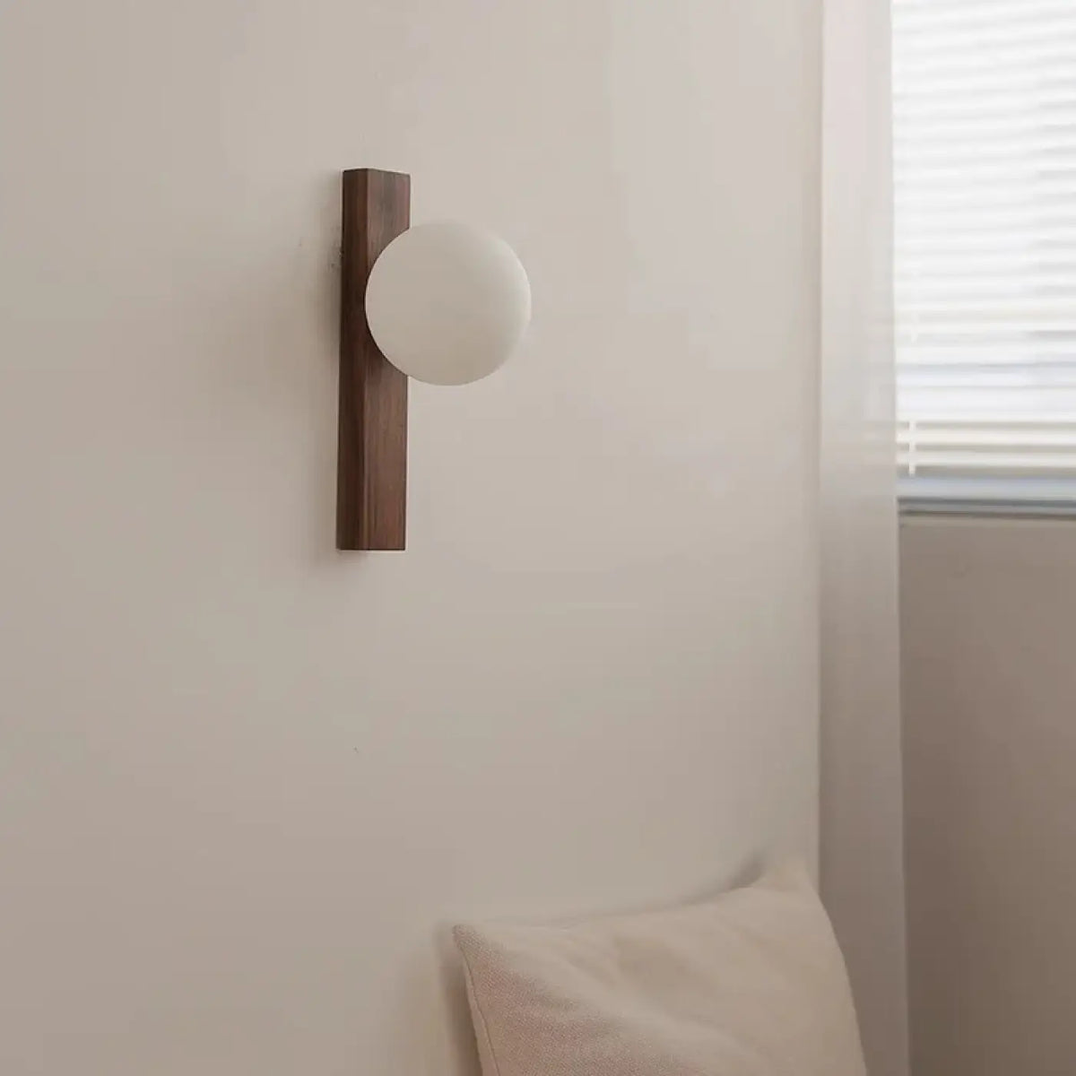 Applique Murale LED Noyer et Boule en Verre – Lémia