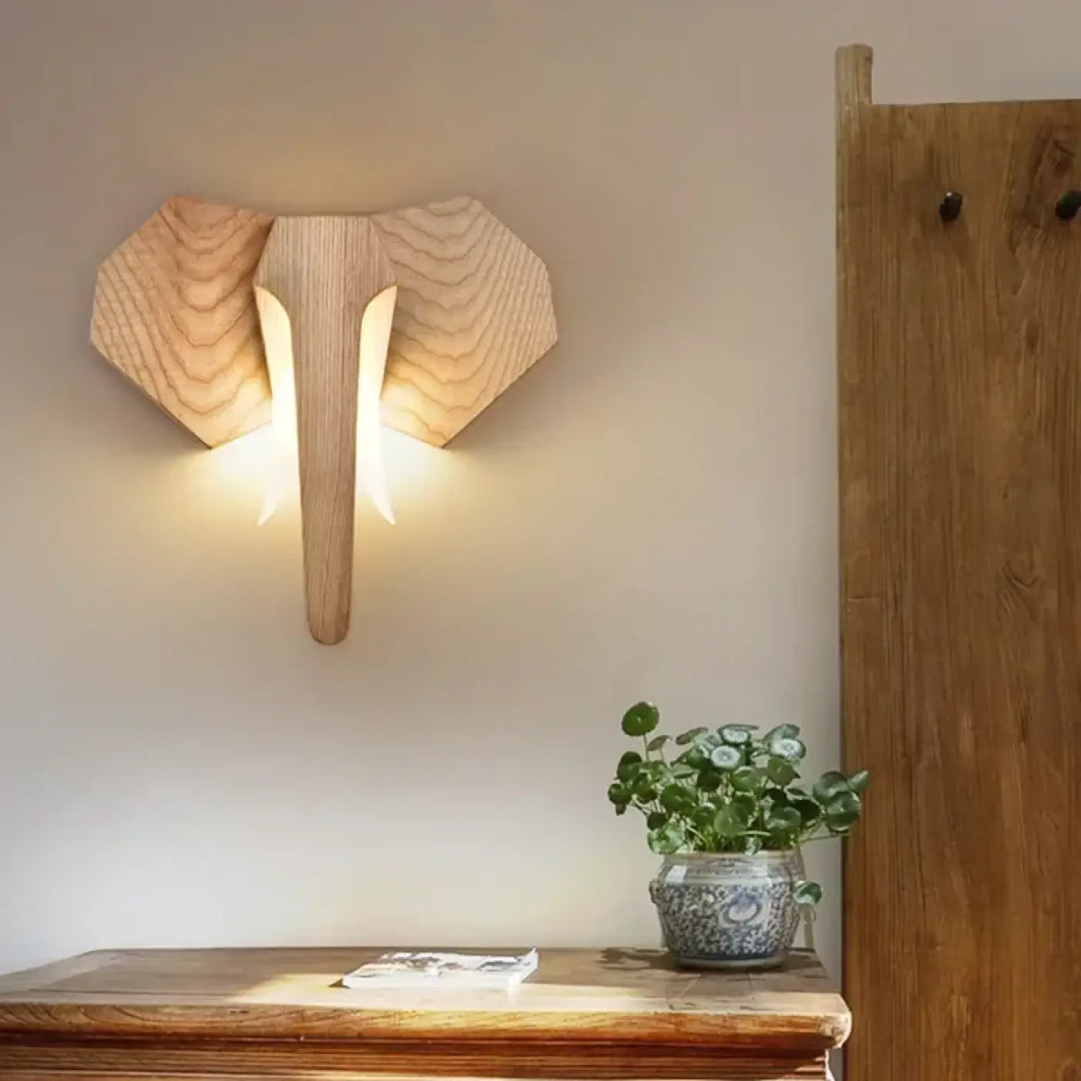 Applique Murale Tête Sculptée en Bois – Janel