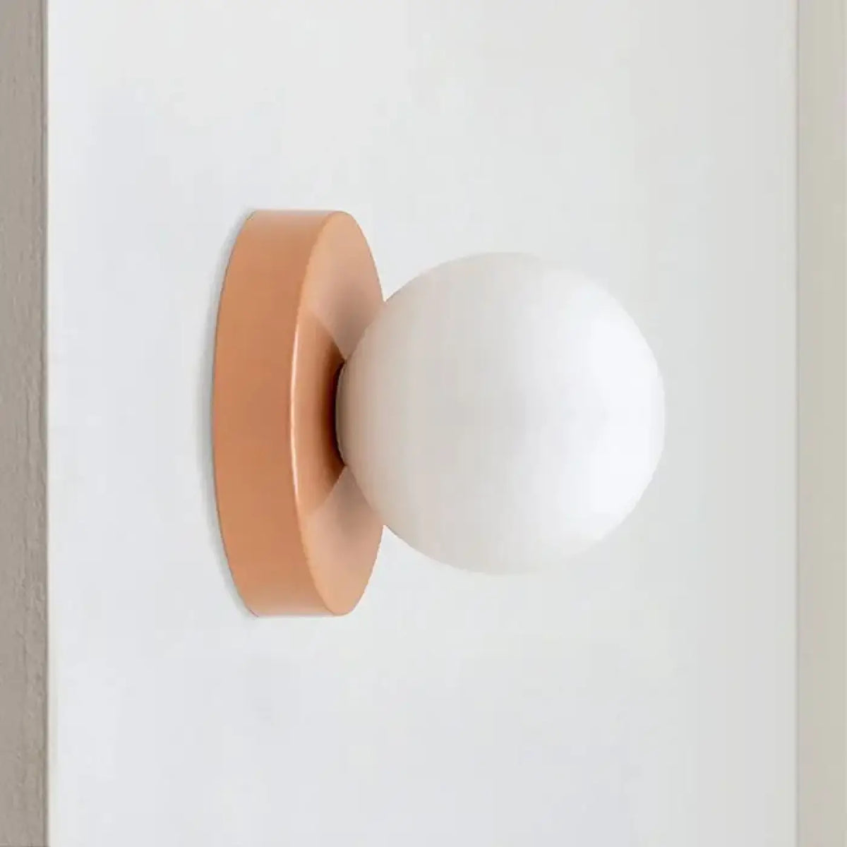 Applique Murale Boule Blanche Support Coloré – Zalis