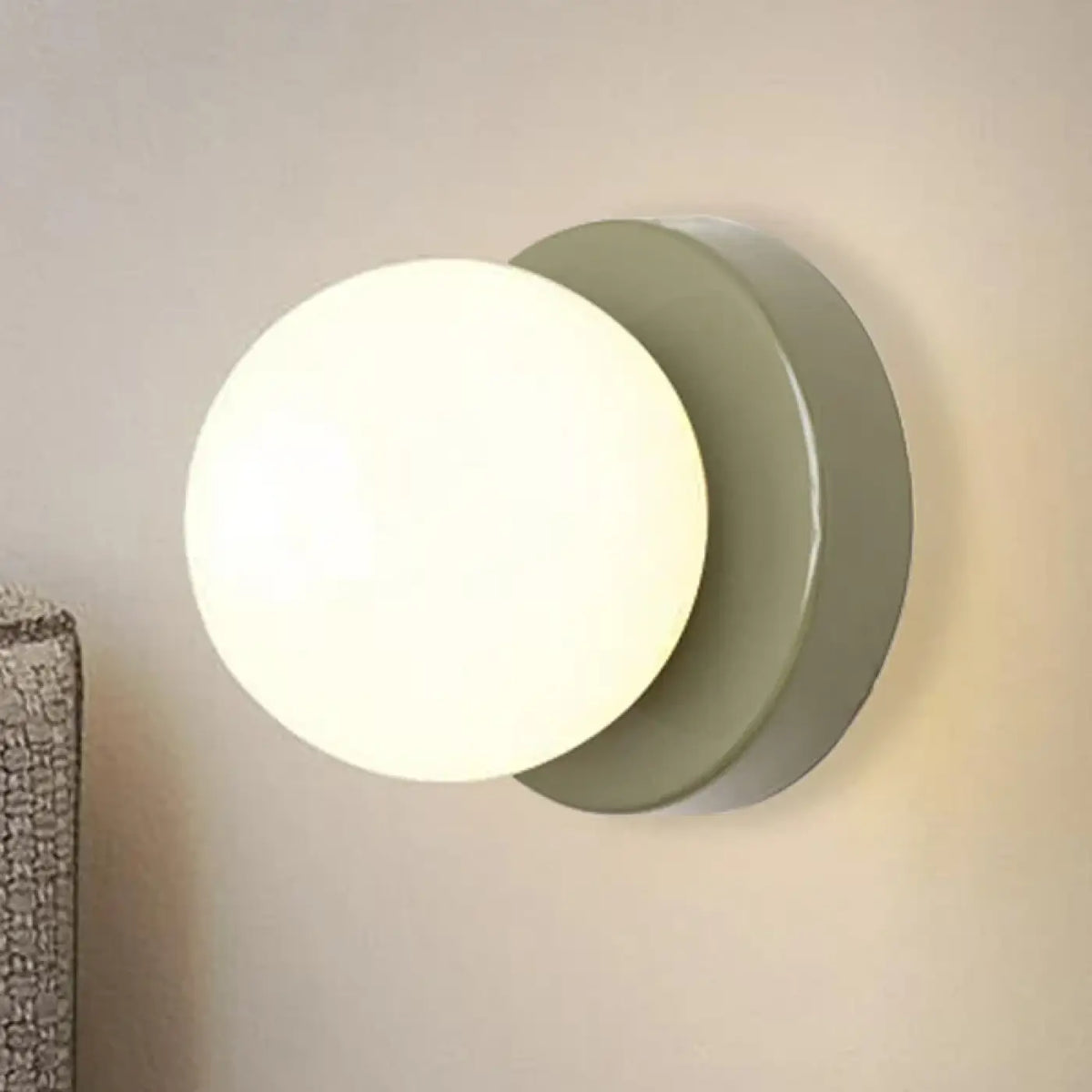 Applique Murale Boule Blanche Support Coloré – Zalis