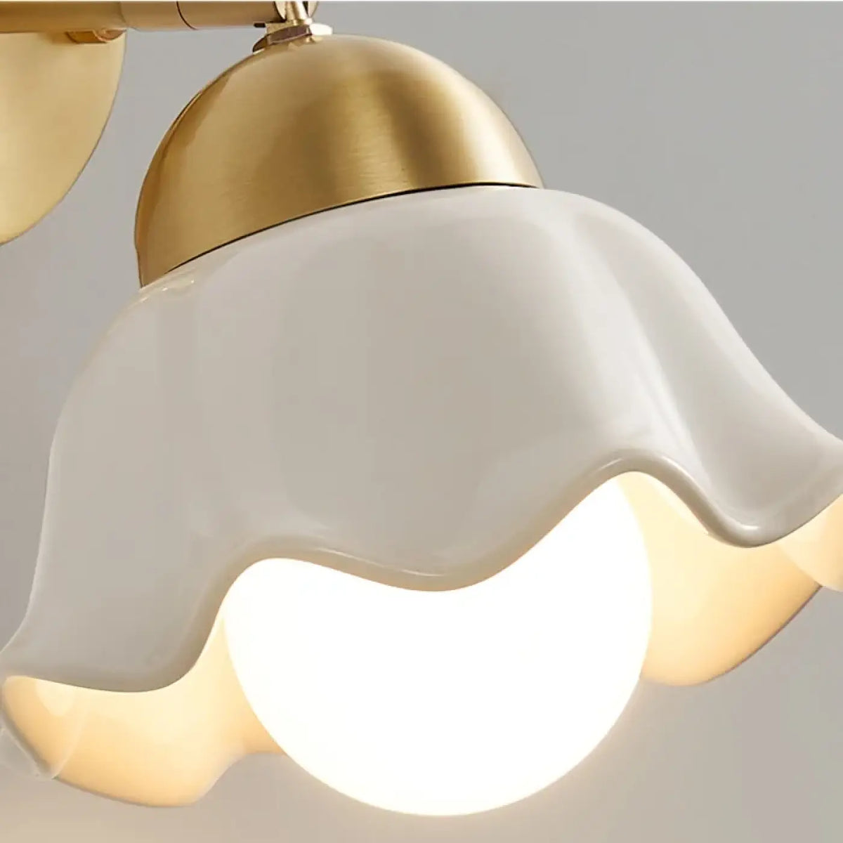 Applique Murale Fleur Doré et Verre Blanc – Evane