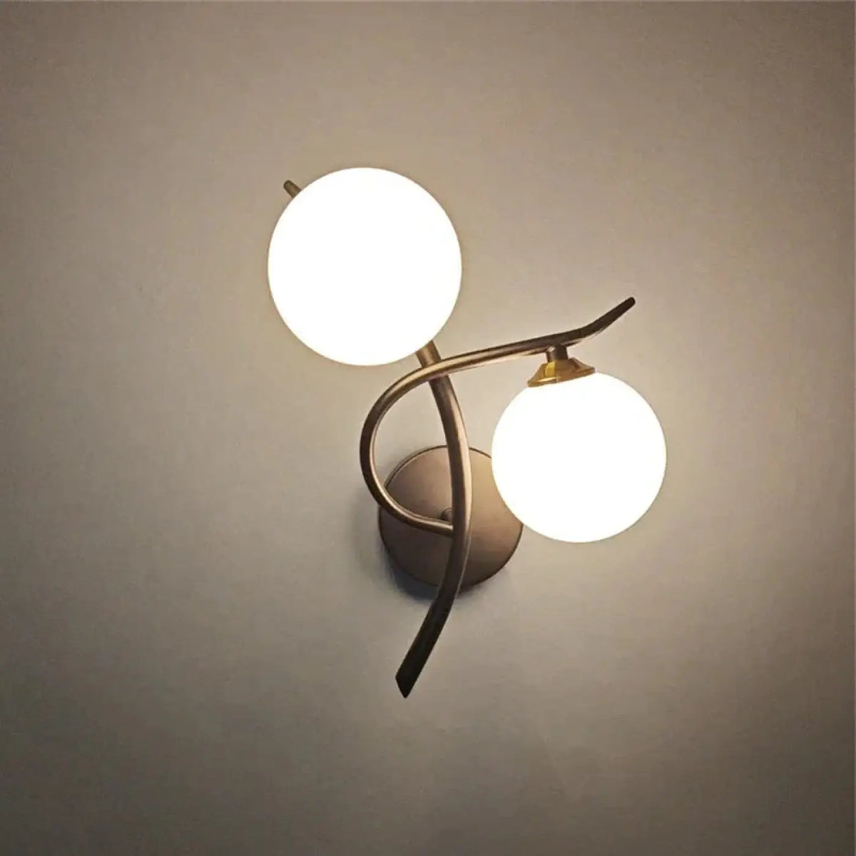 Applique Murale Dorée à Deux Boules – Dorelle