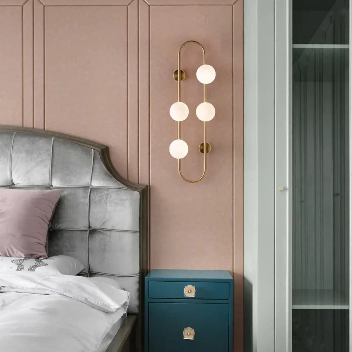 Applique Murale à 4 Globes Blancs – Zedis