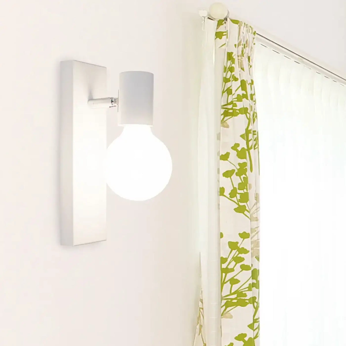 Applique Murale Épurée à Boule Blanche – Onette
