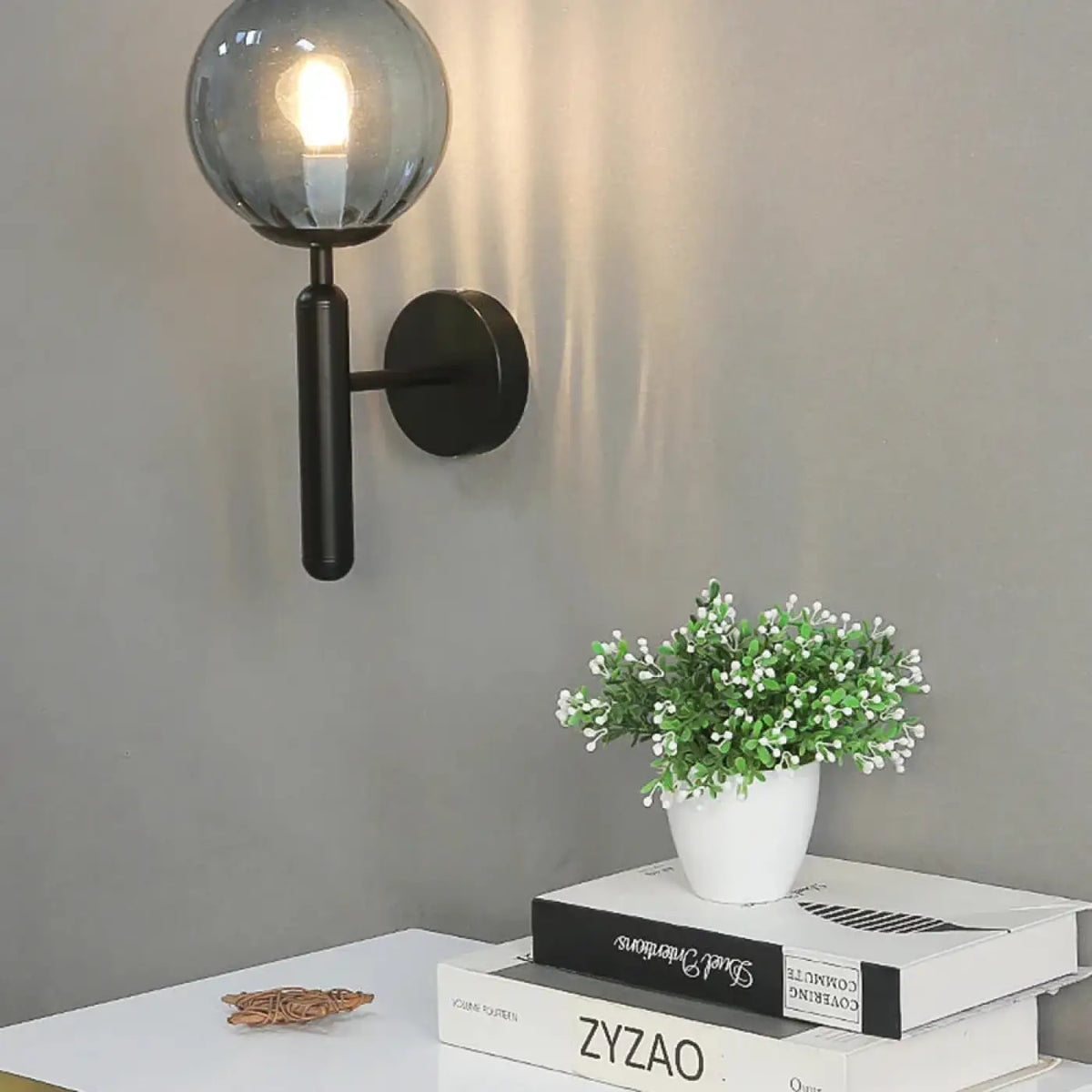 Applique Murale Boule en Verre Fumé – Onia