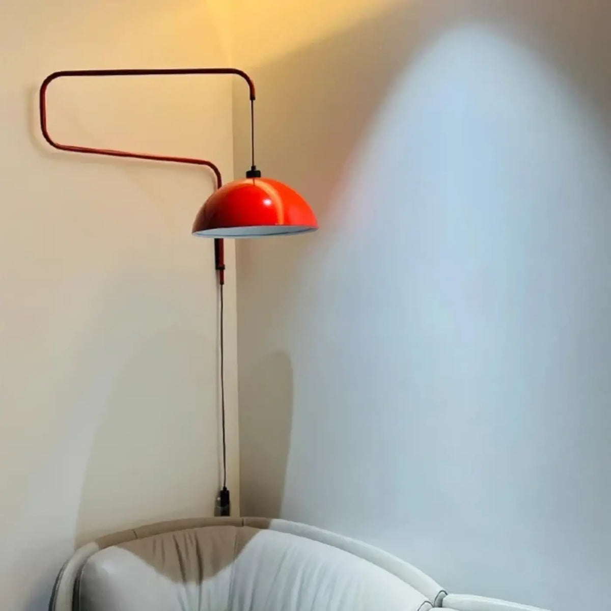 Applique Murale Rouge à Bras Courbé – Tima