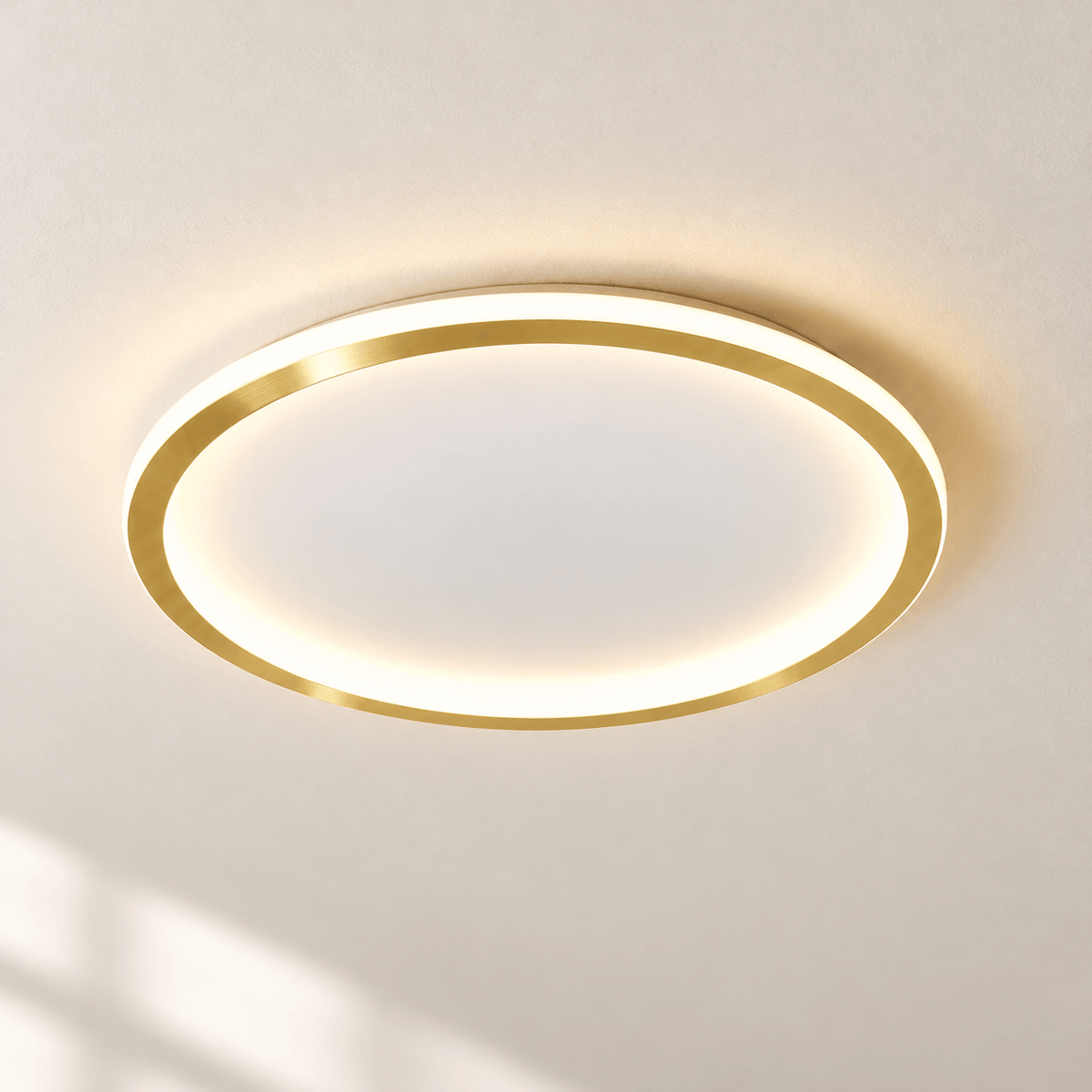 Plafonnier extra-plat Halo, détail de l'anneau et du halo lumineux