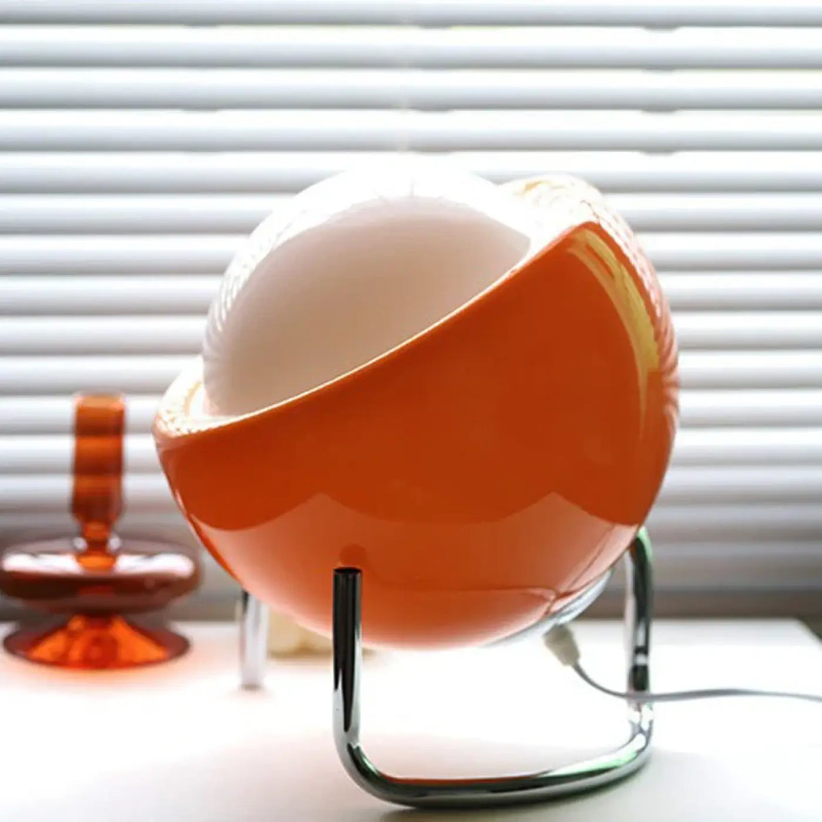 Lampe à Poser Boule Inclinée – Jasine