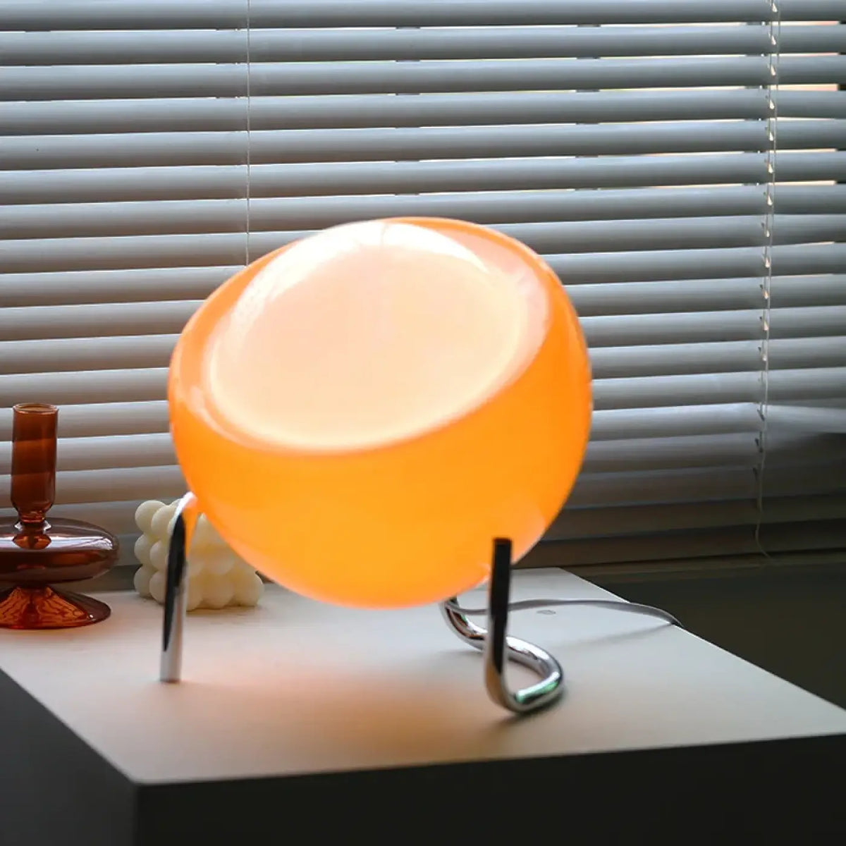 Lampe à Poser Boule Inclinée – Jasine