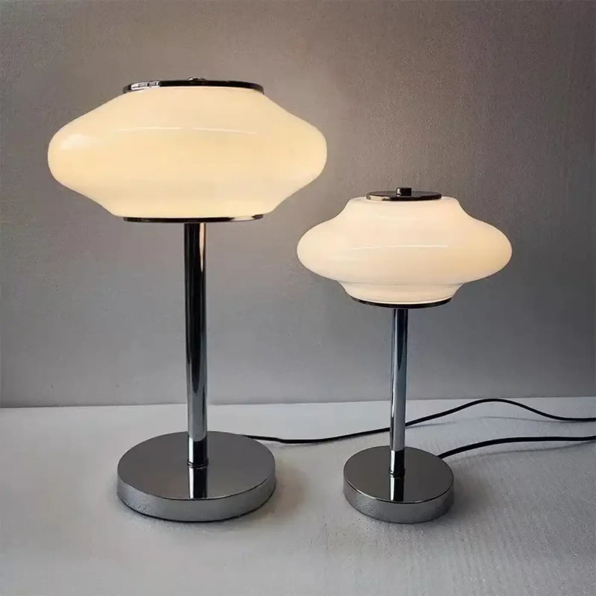 Lampe à Poser Vintage en Verre Blanc – Eman