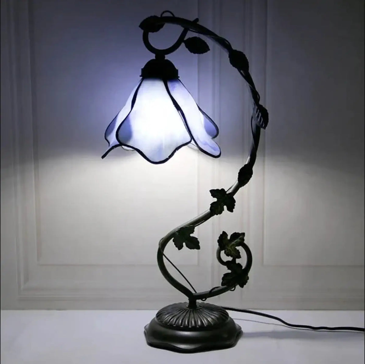 Lampe Fleur en Verre Dépoli – Jomis