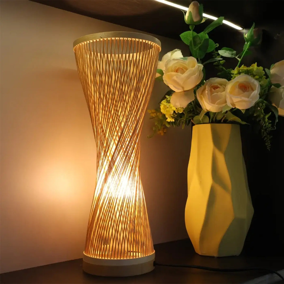 Lampe à Poser en Rotin Torsadé – Fovelle