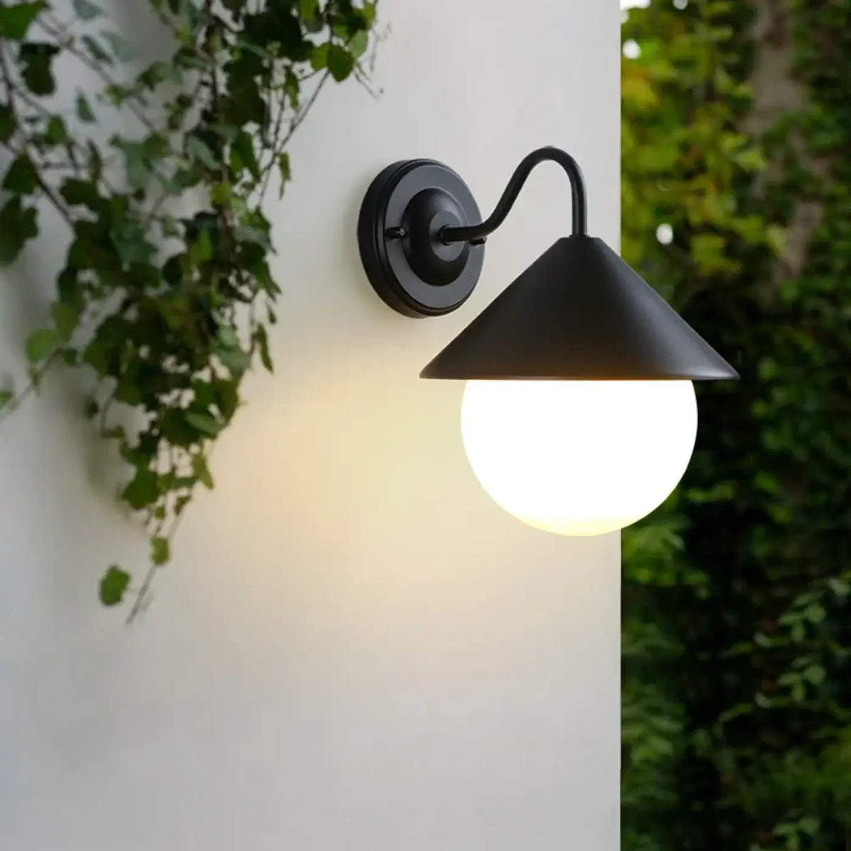 Luminaire Extérieur Noir et Verre Blanc – Liselle