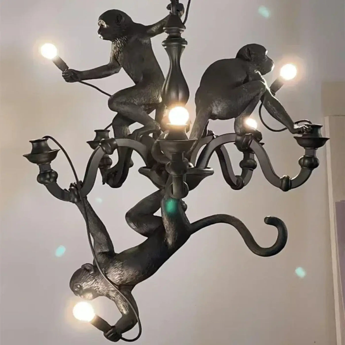 Suspension Design avec Singes Sculptés – Sanette