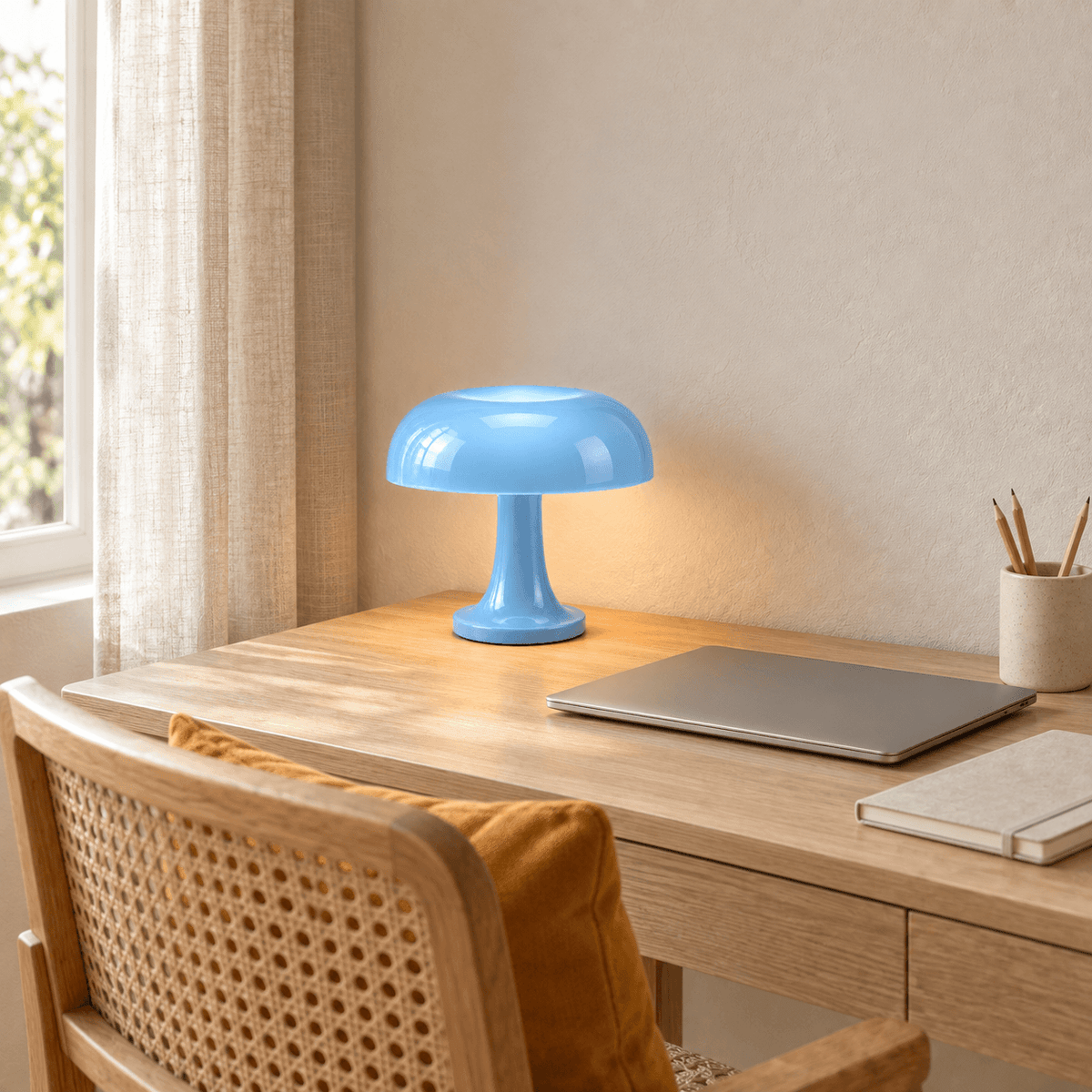 Lampe champignon Milo bleue sur un bureau en chêne