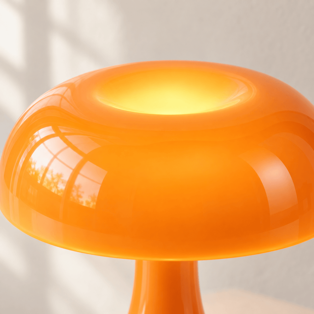 Détail du dôme de la lampe champignon Milo orange allumée