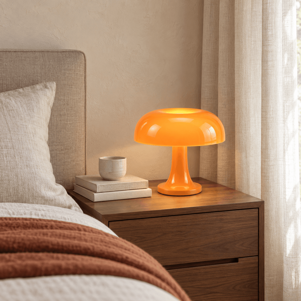 Lampe champignon Milo orange sur une table de nuit
