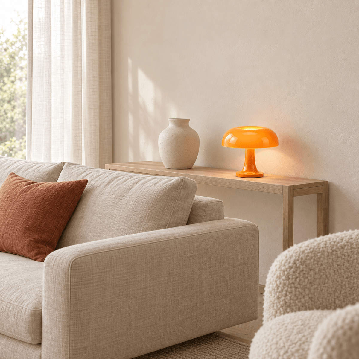 Lampe champignon Milo orange sur une console derrière le canapé