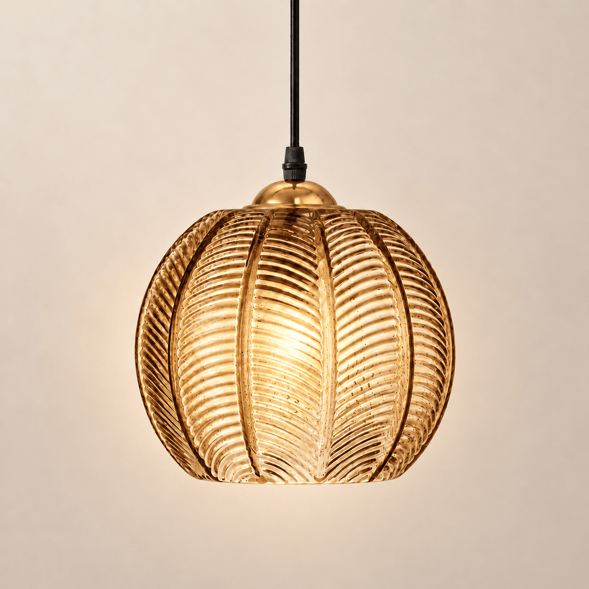 Suspension Palma ambre en verre strié, packshot #Couleur_Ambre