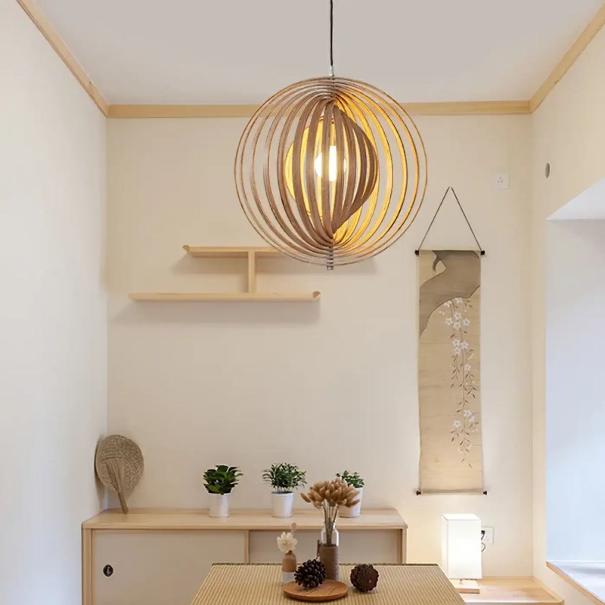 Suspension Ronde en Bois Ajouré – Toman