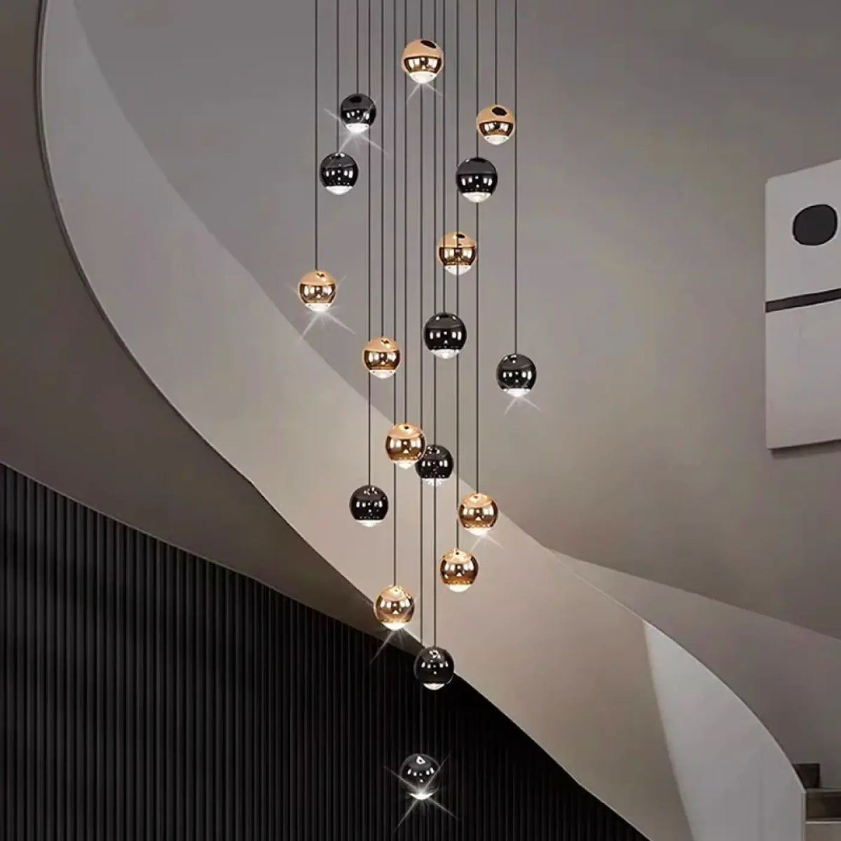 Suspension Cascade Boules Noires et Dorées – Zomon