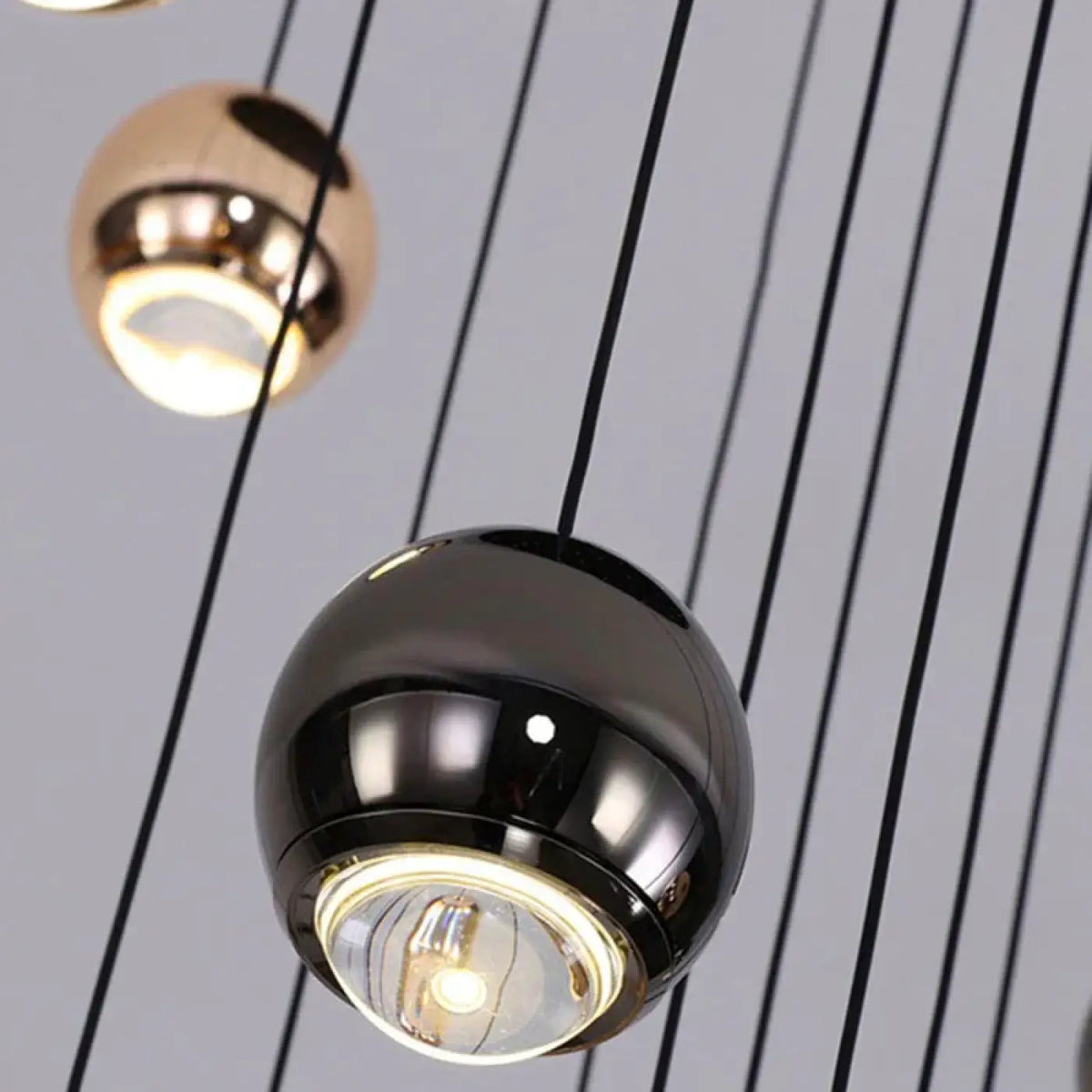 Suspension Cascade Boules Noires et Dorées – Zomon